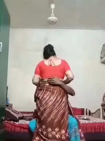 चालु बंगालन आंटी बिहारी अंकल से चुद गई देसी आंटी चुदाई ब्लू फिल्म — screenshot 1
