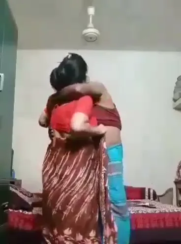 चालु बंगालन आंटी बिहारी अंकल से चुद गई देसी आंटी चुदाई ब्लू फिल्म — screenshot 2