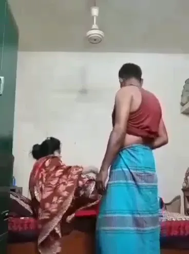 चालु बंगालन आंटी बिहारी अंकल से चुद गई देसी आंटी चुदाई ब्लू फिल्म — screenshot 3