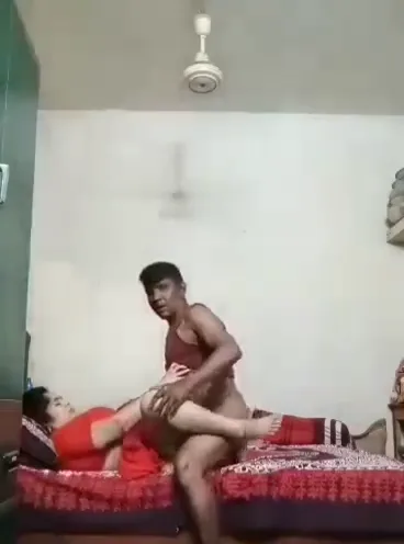 चालु बंगालन आंटी बिहारी अंकल से चुद गई देसी आंटी चुदाई ब्लू फिल्म — screenshot 10