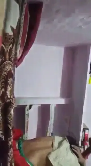 गर्लफ्रेंड के कपड़े उतारकर हॉट रोमांस और जोरदार चुदाई करता लड़का बीएफ वीडियो — screenshot 1