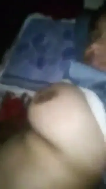 देसी गर्लफ्रेंड की गीली चूत में उंगली डालकर बूब्स चूसते हुए मस्त हिंदी बीएफ सेक्स वीडियो — screenshot 1