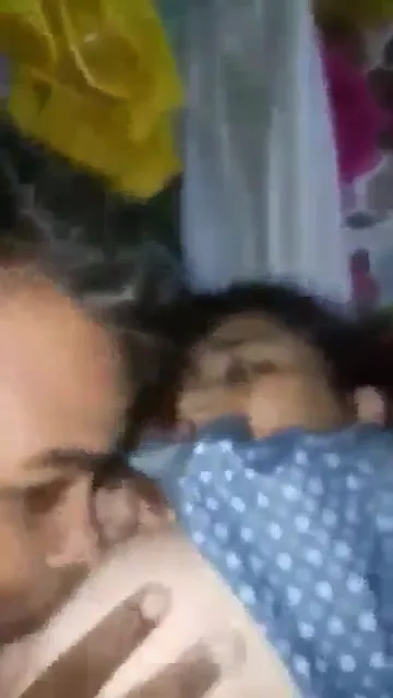 देसी गर्लफ्रेंड की गीली चूत में उंगली डालकर बूब्स चूसते हुए मस्त हिंदी बीएफ सेक्स वीडियो — screenshot 2