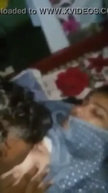 देसी गर्लफ्रेंड की गीली चूत में उंगली डालकर बूब्स चूसते हुए मस्त हिंदी बीएफ सेक्स वीडियो — screenshot 3