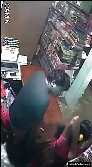 दुकानदार ने काउंटर टेबल पर ग्राहक देसी लड़की की चूत चोदकर जबरदस्त चुदाई की सीसीटीवी फुटेज हिंदी बीएफ — screenshot 2