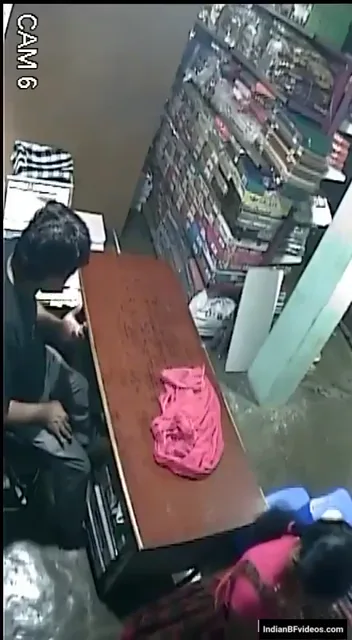 दुकानदार ने काउंटर टेबल पर ग्राहक देसी लड़की की चूत चोदकर जबरदस्त चुदाई की सीसीटीवी फुटेज हिंदी बीएफ — screenshot 5