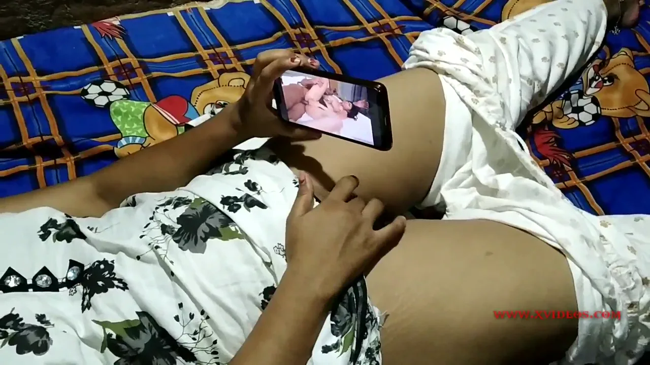 ब्लू फिल्म देखते हस्तमैथुन करती कजिन की देसी चूत वाली MMS