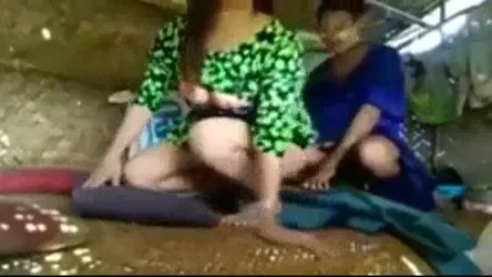 खूबसूरत गोरी लड़की को झोपड़ी में चोदकर देहाती चुदाई का हिंदी सेक्स वीडियो — screenshot 1