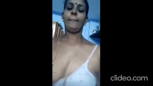 आंटी ने थन दिखाए फिर दो हाउसवाइफ ने चूत चुदाई की देसी MMS वीडियो — screenshot 4