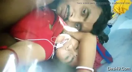 पति से फोन पर बात करते हुए प्रेमी से चुदती देहाती बीवी वीडियो