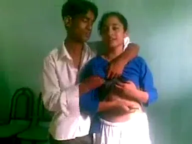 यूनिफार्म वाली कश्मीरी लड़की के सेब दबा सलवार खोलकर चुदाई की देसी एमएमएस हिंदी बीएफ