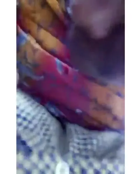 कामवाली बाई से लड़के ने लंड हिलवाया और चुसवाया देसी एमएमएस वीडियो — screenshot 4