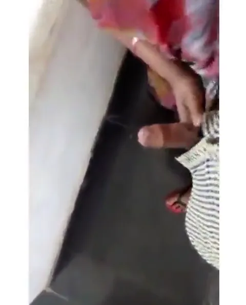 कामवाली बाई से लड़के ने लंड हिलवाया और चुसवाया देसी एमएमएस वीडियो — screenshot 5