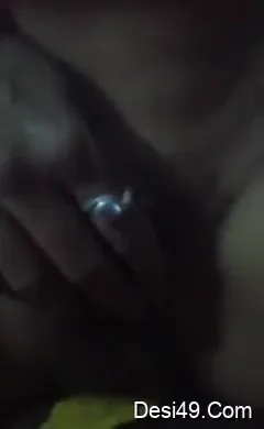 गरीब देहाती शादीशुदा औरत ने रात को नंगे जिस्म को कामुकता से सहलाया MMS — screenshot 2