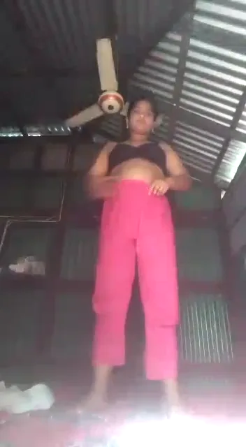 मुस्लिम भाभी की चूत खुजली मिटाने के लिए वीडियो कॉल पर देसी चुदाई — screenshot 1