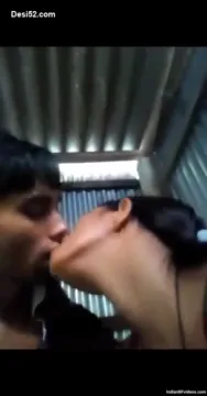 प्रेमी जोड़े का अलग जगह रोमांस चुदाई करता देसी सेक्स MMS वीडियो — screenshot 2