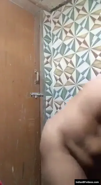 दोस्त की मां को नंगी नहाते हुए देखने का हॉट देसी सेक्स वीडियो — screenshot 2