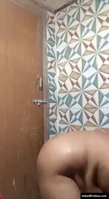 दोस्त की मां को नंगी नहाते हुए देखने का हॉट देसी सेक्स वीडियो — screenshot 4