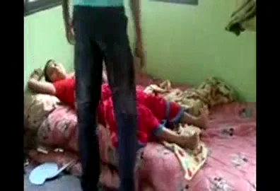 नर्म गद्दे पर चुदासी भाभी की मोटे लंड से ठुकाई की देसी चुदाई वीडियो — screenshot 3