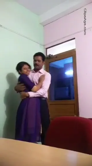 सरकारी बाबू ने ऑफिस में असिस्टेंट की चूत चाटी और किसिंग की देसी बीएफ — screenshot 1