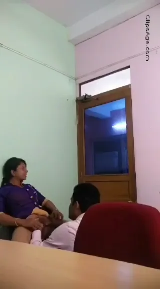 सरकारी बाबू ने ऑफिस में असिस्टेंट की चूत चाटी और किसिंग की देसी बीएफ — screenshot 4