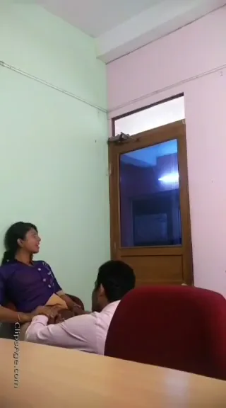 सरकारी बाबू ने ऑफिस में असिस्टेंट की चूत चाटी और किसिंग की देसी बीएफ — screenshot 5