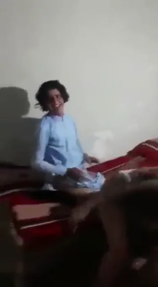 पाकिस्तानी लड़का अपनी खूबसूरत खाला की काली चूत चोदते हुए पकड़ा गया देसी MMS ब्लू फिल्म — screenshot 1
