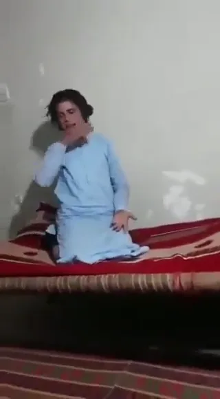 पाकिस्तानी लड़का अपनी खूबसूरत खाला की काली चूत चोदते हुए पकड़ा गया देसी MMS ब्लू फिल्म — screenshot 2