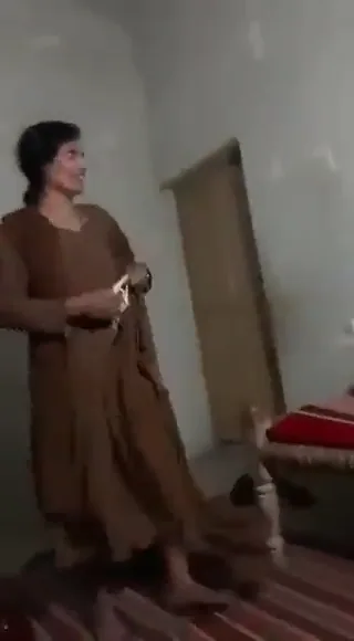 पाकिस्तानी लड़का अपनी खूबसूरत खाला की काली चूत चोदते हुए पकड़ा गया देसी MMS ब्लू फिल्म — screenshot 3