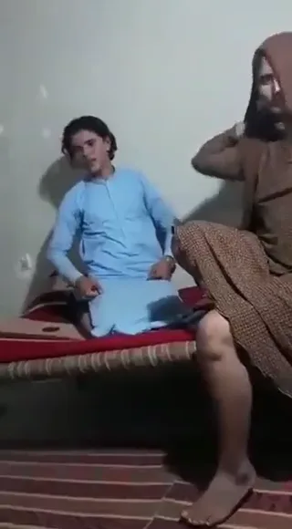 पाकिस्तानी लड़का अपनी खूबसूरत खाला की काली चूत चोदते हुए पकड़ा गया देसी MMS ब्लू फिल्म — screenshot 4