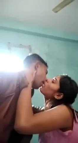 खूबसूरत क्यूट गर्लफ्रेंड ने किसिंग ब्लोजॉब चुदाई का मजा दिया वीडियो — screenshot 1