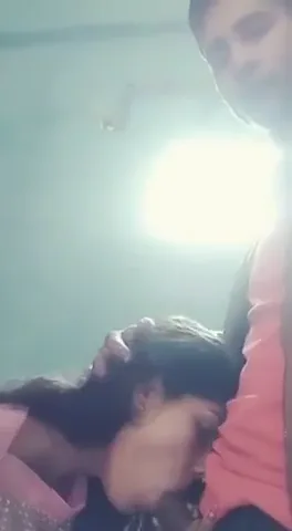 खूबसूरत क्यूट गर्लफ्रेंड ने किसिंग ब्लोजॉब चुदाई का मजा दिया वीडियो — screenshot 2