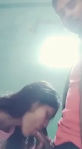 खूबसूरत क्यूट गर्लफ्रेंड ने किसिंग ब्लोजॉब चुदाई का मजा दिया वीडियो — screenshot 3