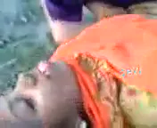 खुले मैदान में लवर्स की जोरदार चूत चुदाई दोस्तों ने छुपकर फिल्माई हिंदी बीएफ — screenshot 1