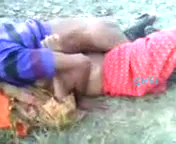 खुले मैदान में लवर्स की जोरदार चूत चुदाई दोस्तों ने छुपकर फिल्माई हिंदी बीएफ — screenshot 2
