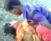 खुले मैदान में लवर्स की जोरदार चूत चुदाई दोस्तों ने छुपकर फिल्माई हिंदी बीएफ — screenshot 3