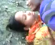 खुले मैदान में लवर्स की जोरदार चूत चुदाई दोस्तों ने छुपकर फिल्माई हिंदी बीएफ — screenshot 4
