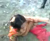 खुले मैदान में लवर्स की जोरदार चूत चुदाई दोस्तों ने छुपकर फिल्माई हिंदी बीएफ — screenshot 5