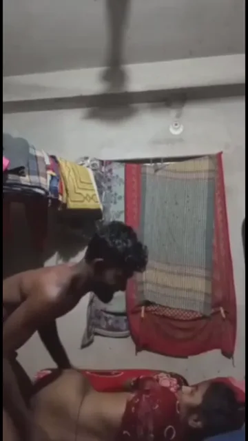 देसी कपल की घरेलू देहाती चुदाई हिंदी बीएफ MMS ब्लू फिल्म गांव की सेक्स वीडियो — screenshot 2
