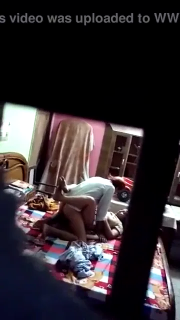 बूढ़े दरजी ने तेल लगाकर भाभी की प्यासी चूत चोदी देसी भाभी सेक्स वीडियो — screenshot 3