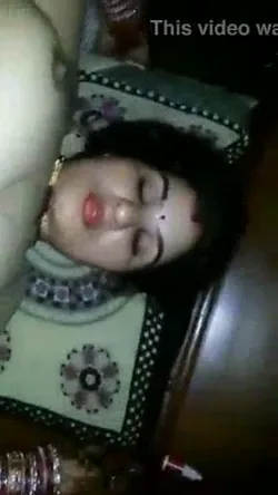 मामा के गांव में शादीशुदा आंटी की चूत में अंगुली डालकर चुदाई करती देसी MMS — screenshot 3