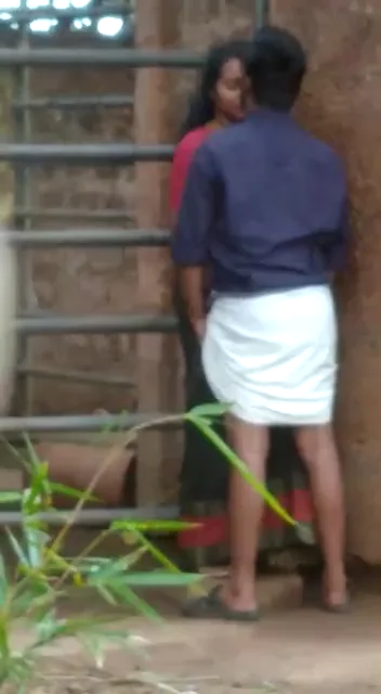 लुंगी से लंड निकालकर मल्लू भाभी की जोरदार चूसा हुआ वीडियो — screenshot 2