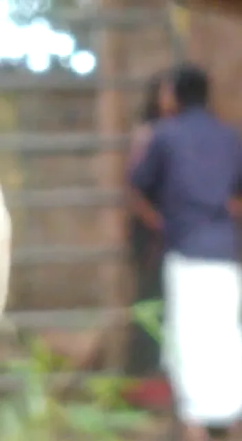 लुंगी से लंड निकालकर मल्लू भाभी की जोरदार चूसा हुआ वीडियो — screenshot 3