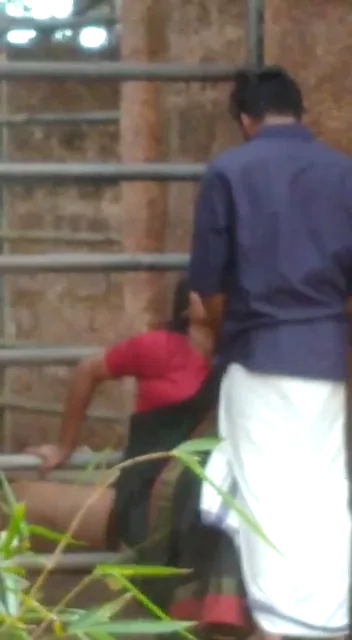 लुंगी से लंड निकालकर मल्लू भाभी की जोरदार चूसा हुआ वीडियो — screenshot 5