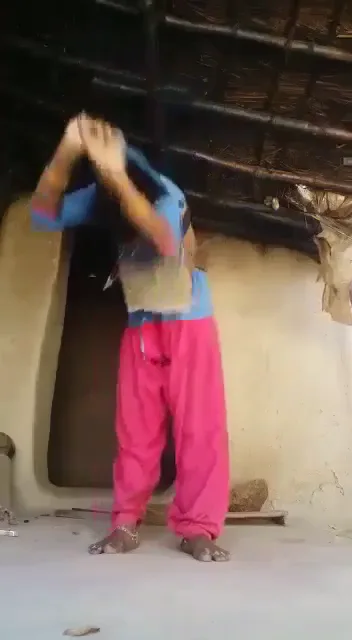 गाँव की आदिवासी भाभी की चूत वाली देसी सेल्फी MMS वीडियो — screenshot 1
