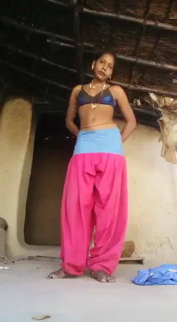 गाँव की आदिवासी भाभी की चूत वाली देसी सेल्फी MMS वीडियो — screenshot 2