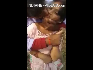 एक भाभी को दो बदमाश खेत में घेरकर जोर जोर से चोदते हिंदी बीएफ वीडियो