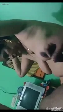 देसी औरतों को लंड हिलाकर चुसते चुदते हुए देहाती चुदाई वीडियो — screenshot 1