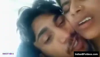 सुंदर देसी गर्लफ्रेंड की गीली चूत में लंड घुसाकर जोरदार देहाती चुदाई हिंदी बीएफ एमएमएस — screenshot 4