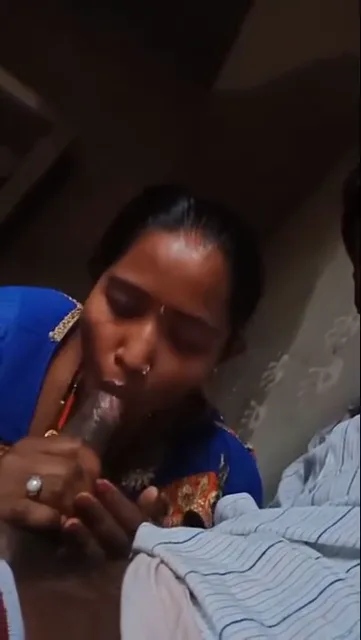 सर दबाकर देहाती भाभी से लंड चुसवाते हुए गांव की चुदाई — screenshot 2